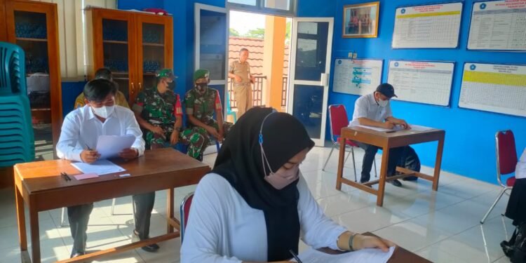Bersinergi, Babinsa Juwangi Amankan Tes Seleksi Kadus.