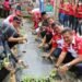 Bersama Klien Bapas, Kepala Kanwil Kemenkumham Riau panen Sorgum dan Tanam Cabe di Griya Abhipraya Santri Tani NU Bapas Pekanbaru.