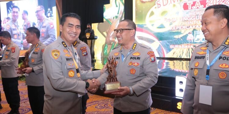 Biro SDM Polda Kepri Menerima Penghargaan oleh AS SDM Polri, Kategori Juara 1 Program Perumahan Bagi Personel Polri.