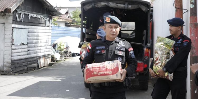 Peduli Sesama Dengan Berbagi Setiap Jum’at Berkah Brimob Polda Kalbar.