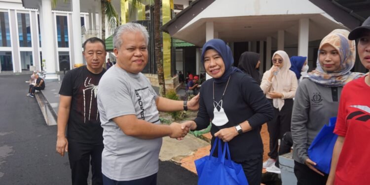 Jaga Tali Asih, Kejati Babel Gelar Senam Bersama Sekaligus Bagi Sembako.