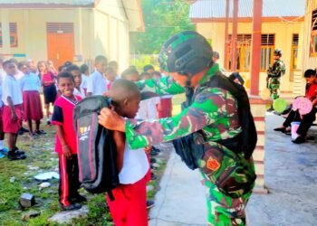 Semakin Semangat Belajar, Usai Satgas RI PNG Yonif R 142/KJ Bagikan Tas di SD Bulmu.