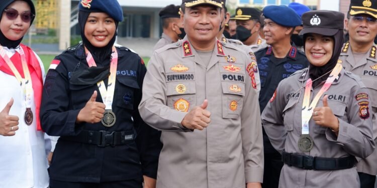 Pimpin Apel Pagi, Kapolda Kalbar Ucapkan Selamat Kepada 68 Personel Yang Berprestasi di Porprov Kalbar ke XIII Tahun 2022.