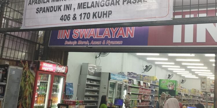 Terpasangnya Spanduk BEBAS PARKIR di Salah Satu Toko Lin Swalayan di Jalan Durian Yang Diduga Menyalahi Aturan.
