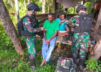 Dengar Keluhan Warga, Nakes Satgas Yonif Raider 142/KJ Datangi Rumah Warga.