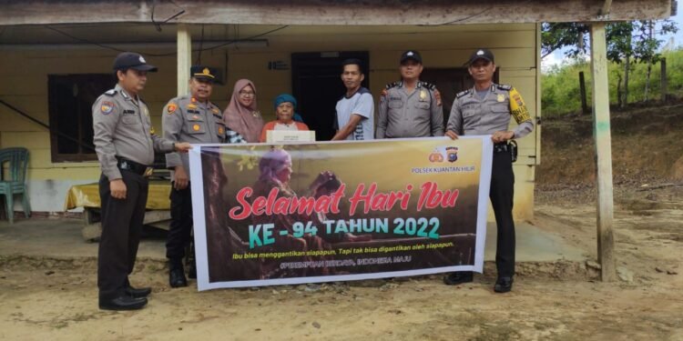 Dalam Rangka Hari Ibu Polsek Kuantan Hilir Berikan Bantuan Sembako.