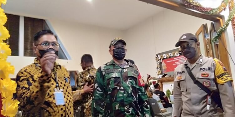 Babinsa Danukusuman Amankan Perayaan Natal Bersama Masyarakat.