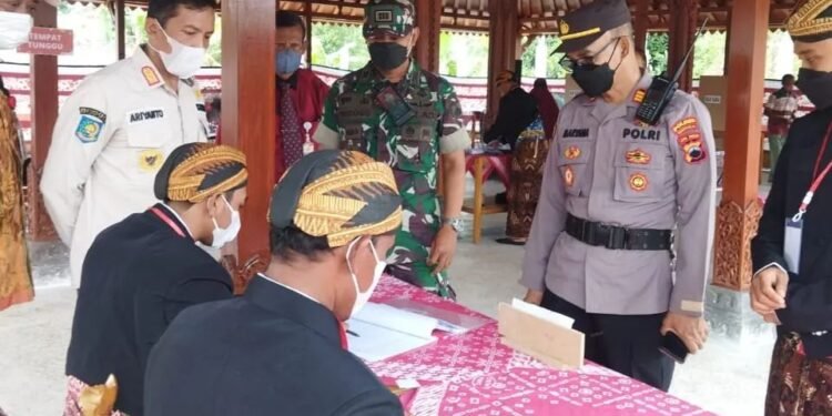 Danramil 02 Nguter Pastikan Hari H Pilkades di Desa Tanjung Berjalan Lancar, Tertib dan Aman.