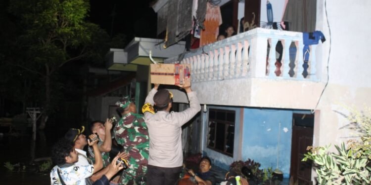 Kapolres Sampang Dampingi Pangdam V Brawijaya Bantu Korban Banjir Di Kawasan Sampang Kota.