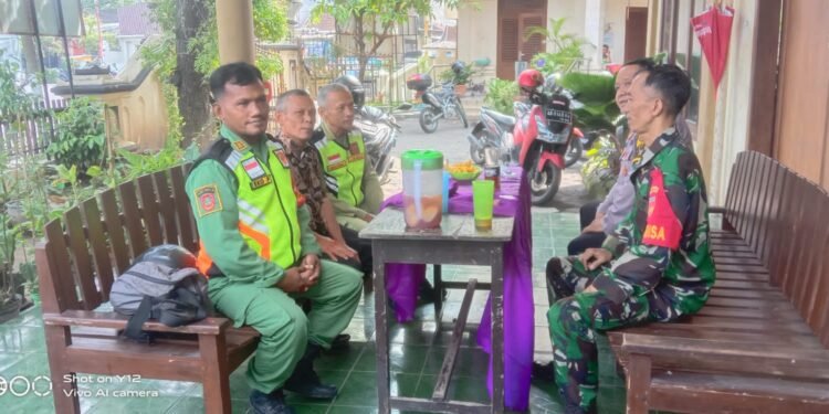 Wujud Sinergitas Babinsa Komsos Dengan Linmas Kelurahan Serengan.