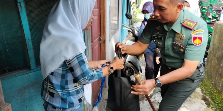 Bangun Silaturahmi, Dandim Solo Gelar Jum’at Berkah Bagikan Paket Sembako.