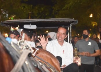 Nikmati Sabtu Malam, Presiden Jokowi Bersama Keluarga Naik Andong di Malioboro.