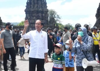 Ajak Cucu ke Candi Prambanan, Presiden Jokowi Promosikan Wisata Edukasi.