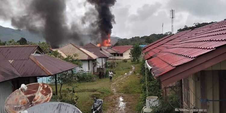 KKB Kodap XXXV Kembali Lancarkan aksi dengan Membakar SMK Negeri 1 Oksibil Kabupaten Pegunungan Bintang.