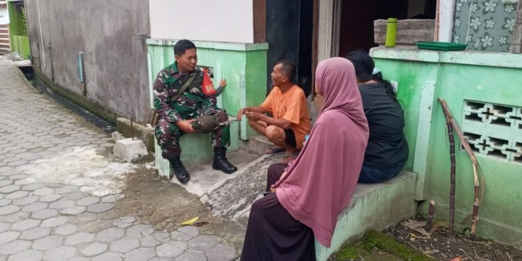 Babinsa Danukusuman Komsos Dengan Warga Binaan.