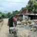 Melalui Karya Bakti, Babinsa Bantu Warga Binaannya Perbaikan Jalan Kampung.
