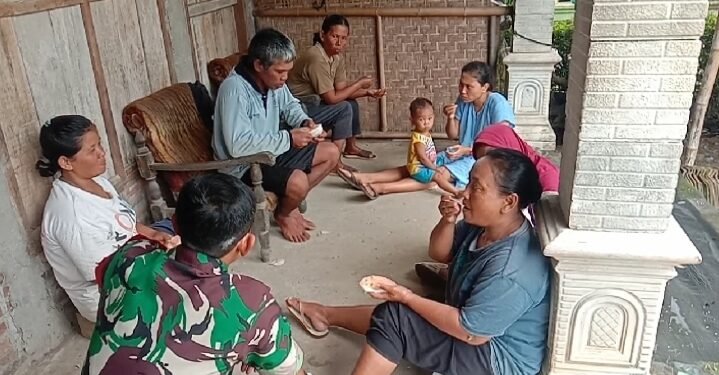 Sambil Komsos, Babinsa Imbau Warga Jaga Kebersihan Lingkungan.