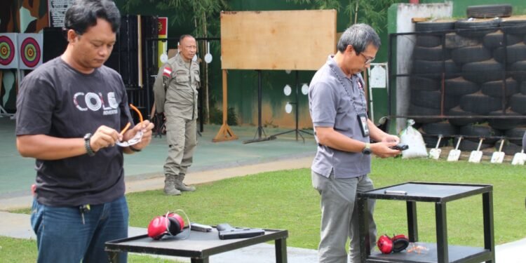 Dansat Brimob Polda Kalbar Ajak Media Latihan Nembak Bersama.