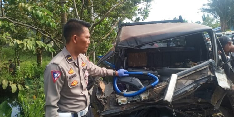 Ngeri,!! Kembali Terjadi Lagi Kecelakaan Maut di Jalan Trans Kalimantan, Dua Orang Meninggal Satu Kritis.