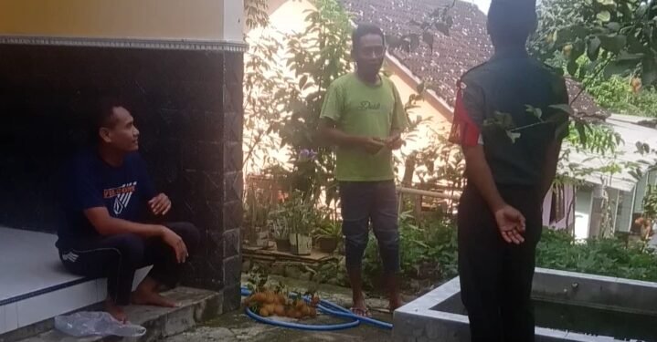 Komsos Dengan Warga, Babinsa Bahas Tentang Perubahan Cuaca.