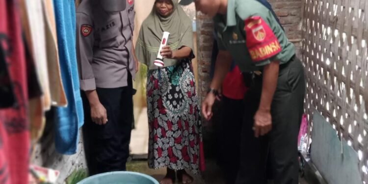 Bersama Puskesmas, Babinsa Berantas Nyamuk Demam Berdarah.