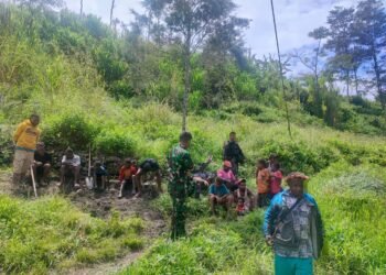 Kebersamaan Satgas Yonif Raider 142/KJ Dan warga Terwujud Lewat Gotong Royong Bersihkan Akses Jalan.