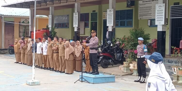 Kapolsek Siantan Pimpin Apel di SMP 2 Siantan.