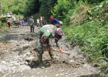 Aksi Satgas Yonif Raider 142/KJ, Prajurit Kesatria Jaya Kerja Bakti Bersama Warga Kelila.