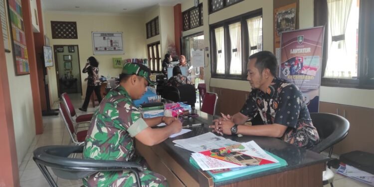 Babinsa Kratonan Perbaharui Data Teritorial di Kelurahan.