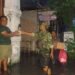 Babinsa Joyotakan Distribusikan Makan Malam Korban Banjir.