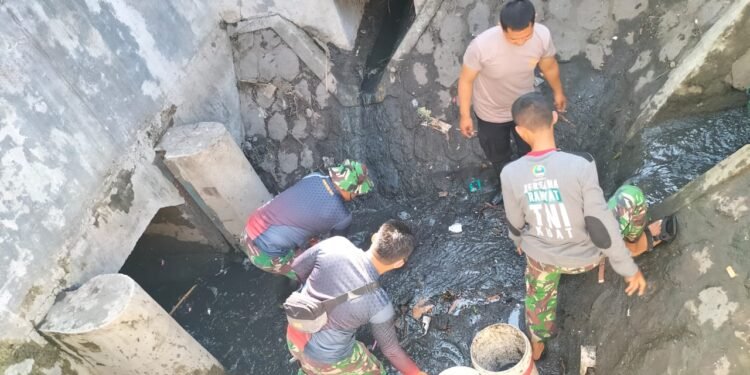 Pasca Banjir, Koramil 03/Serengan Bersama Warga Kerja Bakti Bersihkan Lingkungan.