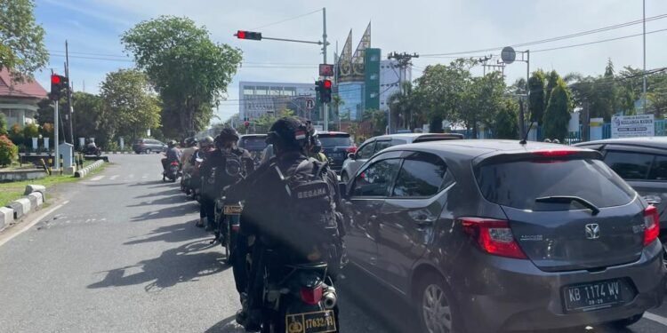 Bantu Satuan Wilayah Laksanakan Patroli Satu Tim Personel Brimob Detasemen Gegana Kalbar.