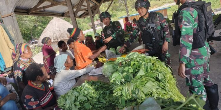 Hidupkan Komunikasi Dua Arah, Satgas Yonif R 142/KJ Anjangsana ke Pasar Bolakme dan Borong Hasil Bumi Mama Papua.