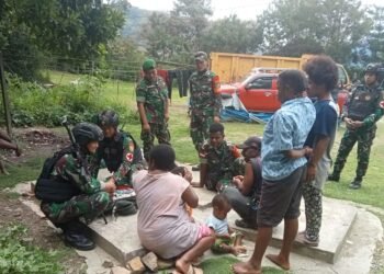 Lakukan TMC, Satgas Yonif Raider 142/KJ Gandeng Babinsa Beri Pelayanan Kesehatan Warga.