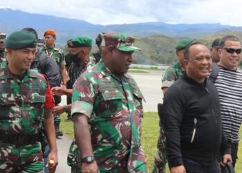 Kunjungi Pos Bolakme Satgas YR 142/KJ, Asops Kasad : Berikan Pelayanan Terbaik Kepada Masyarakat.