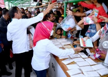 Presiden Jokowi Cek Harga Bahan Pangan di Pasar Tenguyun Kota Tarakan.