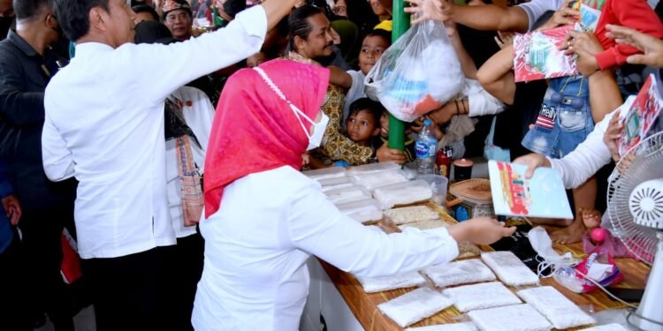 Presiden Jokowi Cek Harga Bahan Pangan di Pasar Tenguyun Kota Tarakan.