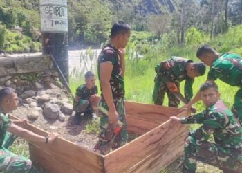 Atasi Kesulitan Masyarakat, Satgas YR 142/KJ Bersama Warga Perbaiki Tangga Jembatan yang Rusak.