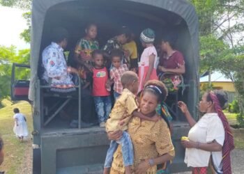 Sukseskan Acara Keagamaan, Satgas Yonif Raider 142/KJ Bantu Angkut Jemaat Gereja.