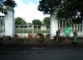Babinsa Jayengan Pelopori Kerja Bakti Bersama Warga di Lapangan Kertopuran.