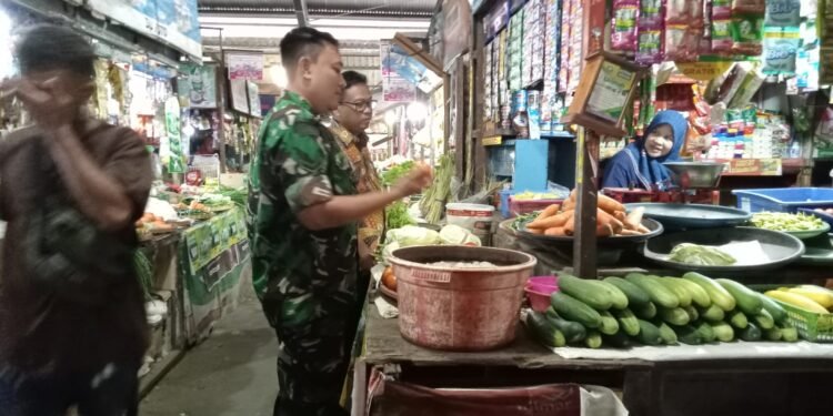 Babinsa Danukusuman Pantau dan Cek Harga Sembako di Pasar Harjodaksino.
