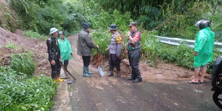 Koramil dan Polsek Selo Bersinergi, Bersihkan Materil Longsor di Jalur SSB.