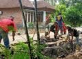Babinsa Garangan Motivasi warga kerja Bakti pembangunan Jalan.