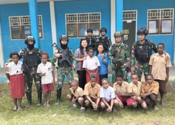 Banyak Cara Satgas Yonif Raider 142/KJ Cerdaskan Anak-Anak Papua.