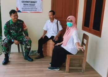 Babinsa Komunikasikan Masalah Kesehatan Bersama Bidan Desa Dan Kades.