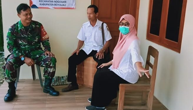 Babinsa Komunikasikan Masalah Kesehatan Bersama Bidan Desa Dan Kades.