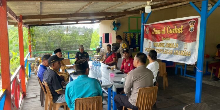 Kapolres Kepulauan Anambas Laksanakan Kegiatan Jum’at Curhat Di Kedai Kopi Jon Di Kecamatan Jemaja.
