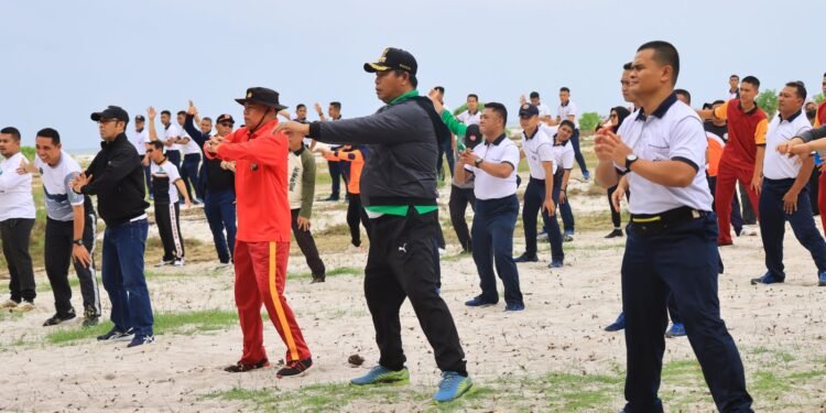 Wakapolres Kepulauan Anambas Menghadiri Senam Pagi Dan Gotong Royong Bersama Forkopinda Kabupaten Kepulauan Anambas.
