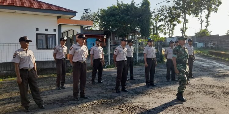 Latih Displin, Babinsa Jatilawang Latih PBB Satpam.