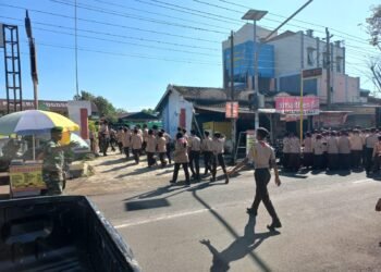 Berikan Rasa Aman, Babinsa Bantu Sebrangkan Anak Sekolah.